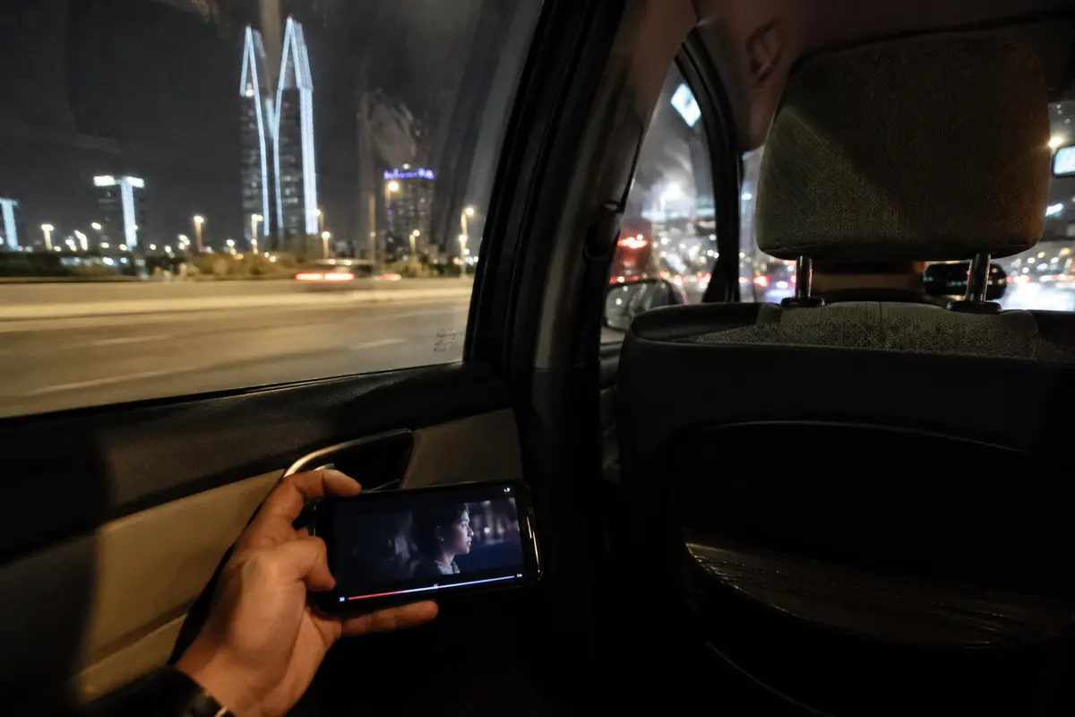 هاتف يواصل تشغيل حلقة داخل سيارة ليلية بعد مغادرة الفندق في البحرين