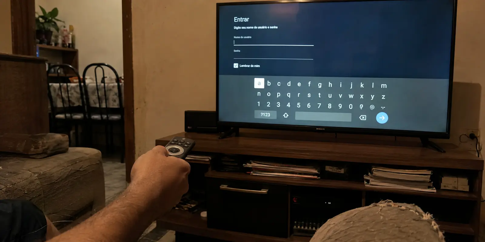 Uma tela de login obriga a digitar com o controle remoto da Android TV