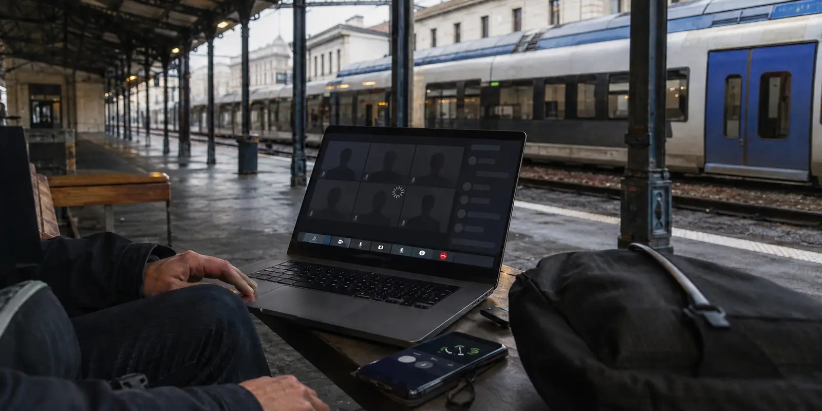 Sur le quai d’une gare française, une visioconférence reste bloquée malgré un téléphone relié à la 5G.