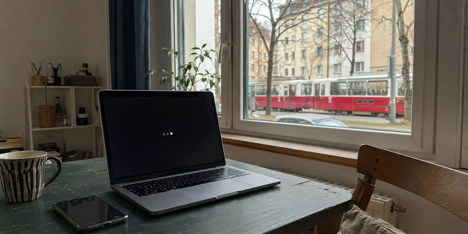 Notebook mit nicht verfügbarem Stream in einer Wiener Ferienwohnung mit Straßenbahn vor dem Fenster