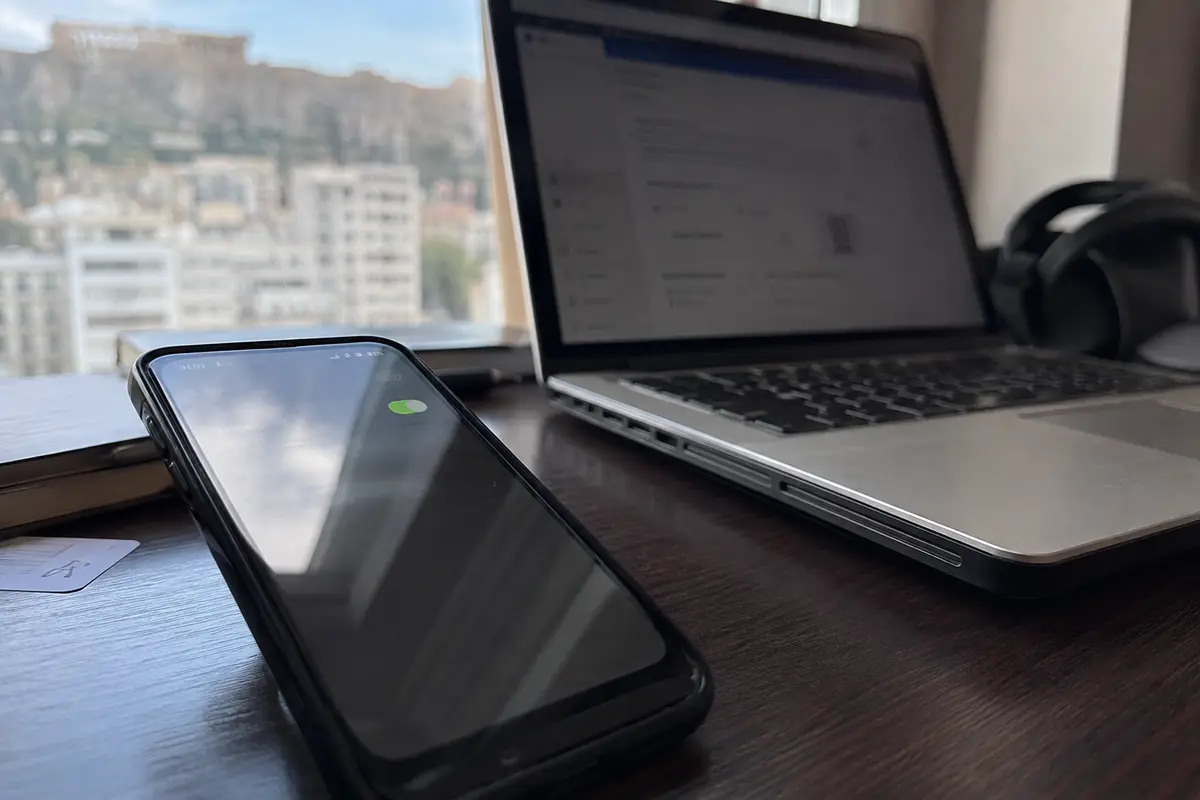Téléphone en partage de connexion devant l’ordinateur de travail dans la chambre d’hôtel
