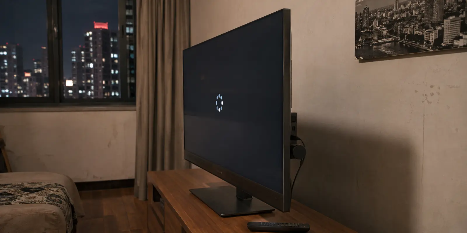 Dispositivo de streaming conectado a una Smart TV que no consigue cargar en un apartamento de Shanghái.