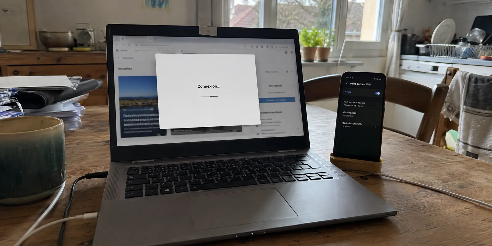 Un ordinateur portable reste bloqué sur la connexion au VPN du bureau tandis qu’un téléphone partage sa connexion mobile.