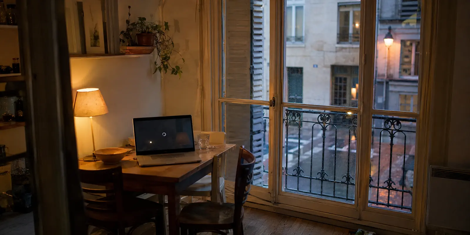 Un ordinateur portable dans un appartement en France affiche un lecteur vidéo bloqué pendant un séjour à l’étranger