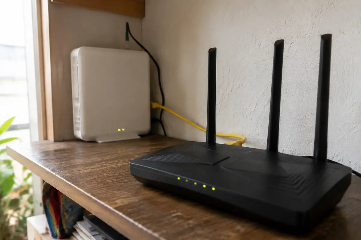Router doméstico conectado a un segundo equipo de red del proveedor de Internet