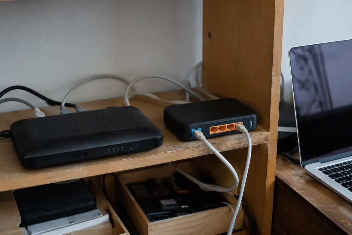 Deux équipements réseau et leurs câbles matérialisent le chemin supplémentaire emprunté par le tunnel VPN