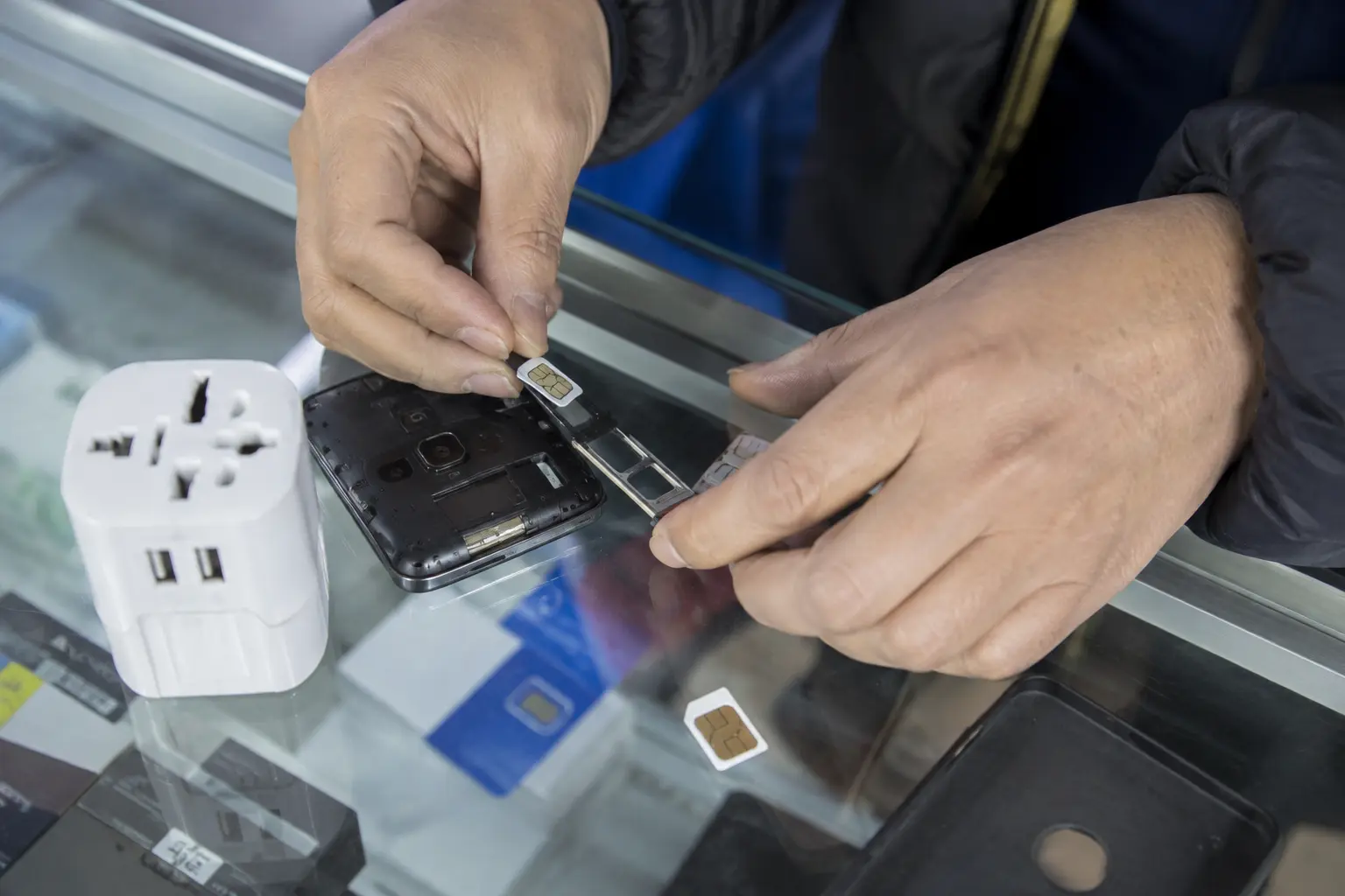 Remplacement d’une carte SIM dans une boutique de téléphonie chinoise