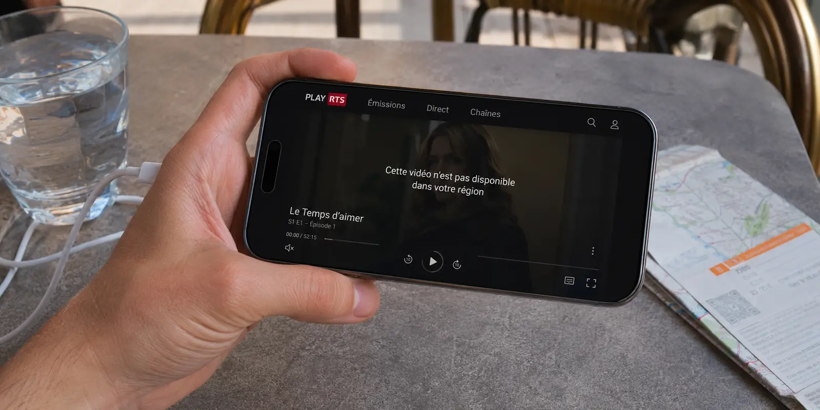 Sur un téléphone tenu en voyage, Play RTS indique qu’une vidéo n’est pas disponible dans la région actuelle.