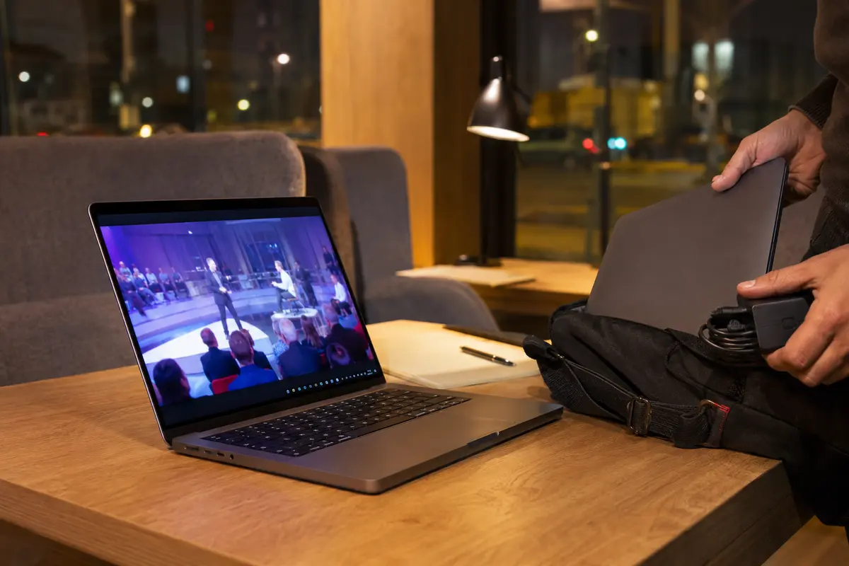 Le direct continue sur un ordinateur dans un espace de coworking