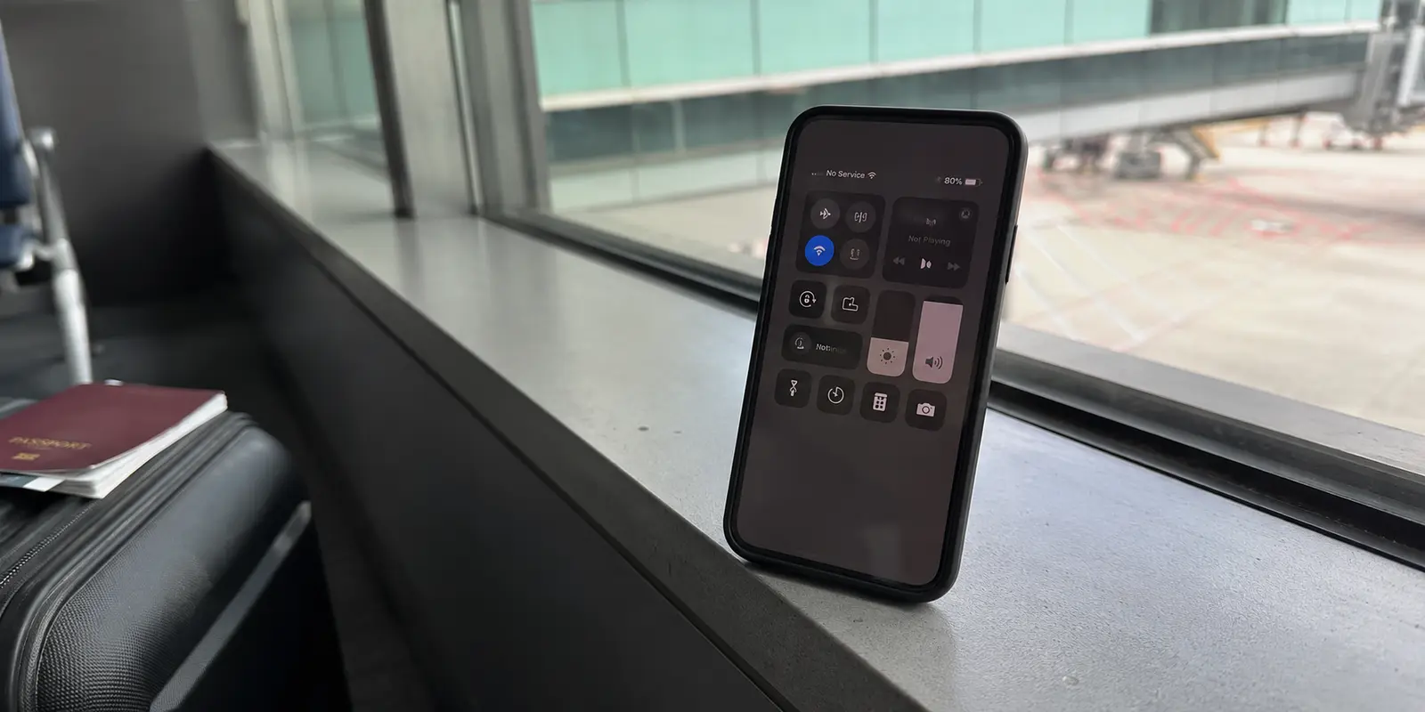 Un téléphone affiche « Aucun réseau » dans un aéroport après l’arrivée à l’étranger.