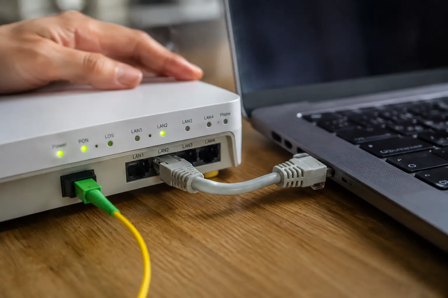 Les voyants de la box et le câble fibre donnent les premiers indices