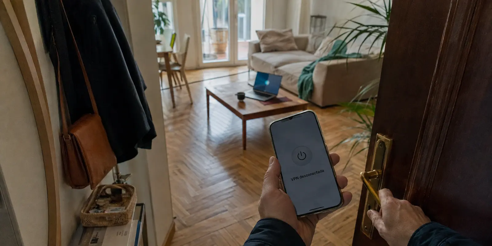 Un teléfono muestra la VPN desconectada mientras el portátil sigue activo dentro de casa