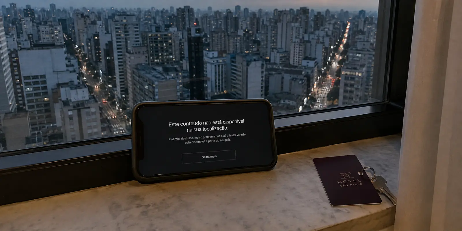 Um telemóvel num hotel de São Paulo mostra que o conteúdo português não está disponível naquela localização