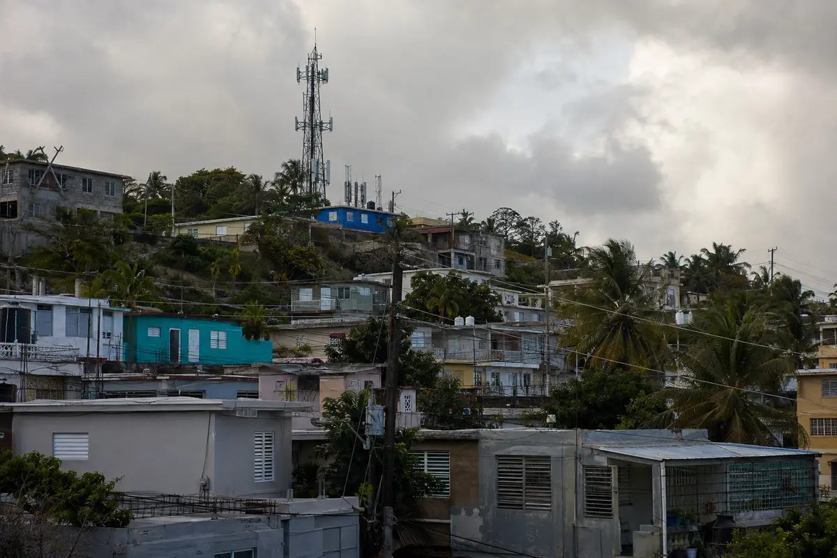Barrio de Puerto Rico con una torre celular que sirve de respaldo cuando falla la conexión doméstica
