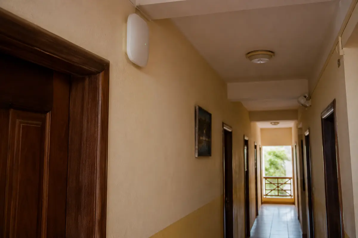 Ponto de acesso Wi-Fi instalado no corredor de um hotel em Cabo Verde