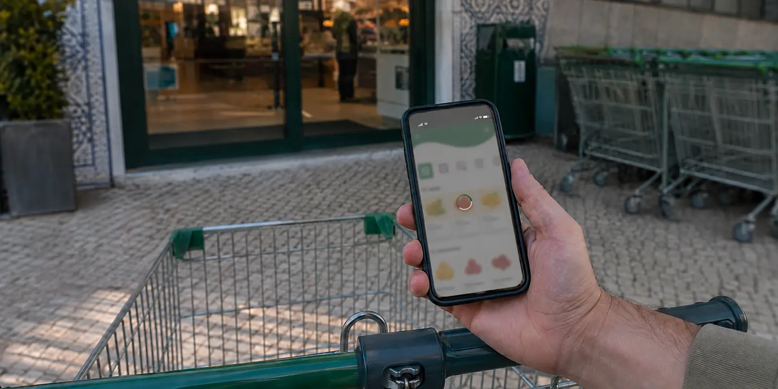 Aplicação portuguesa fica presa a carregar num telemóvel com ligação ativa à entrada de um supermercado