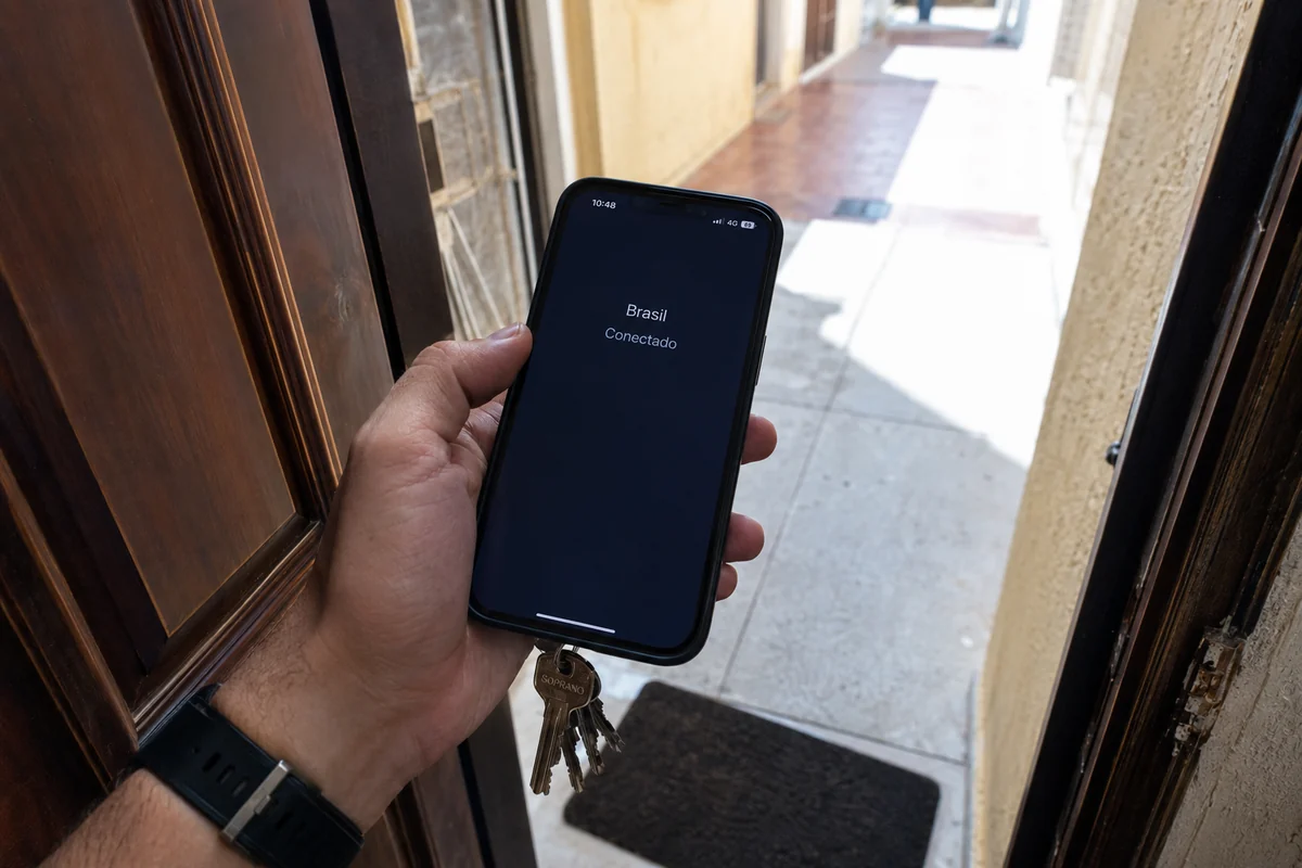 Celular mantém a conexão brasileira ao sair do apartamento e mudar para a rede móvel