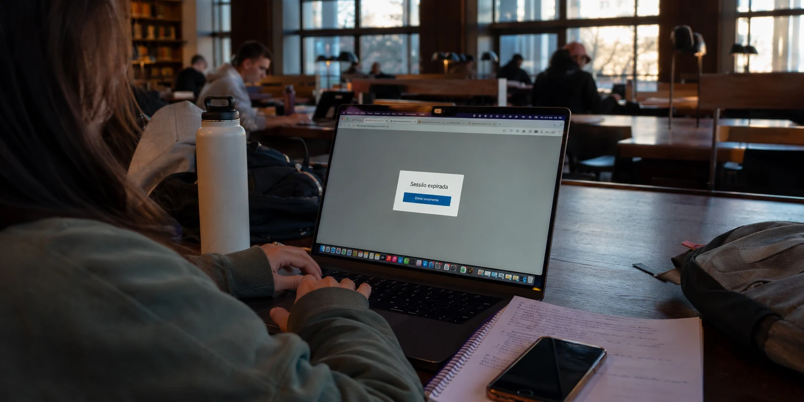 Notebook em biblioteca universitária pede novo login após a mudança de rede
