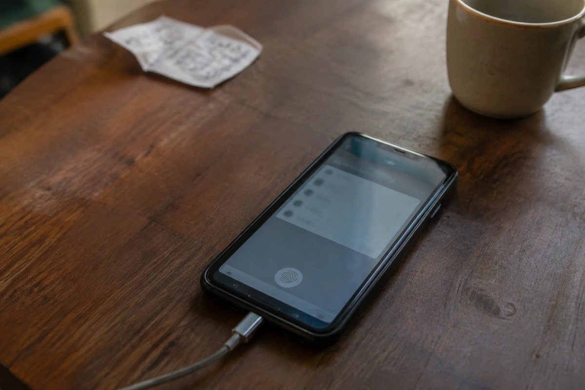 Celular autorizado exibindo uma confirmação biométrica do aplicativo bancário