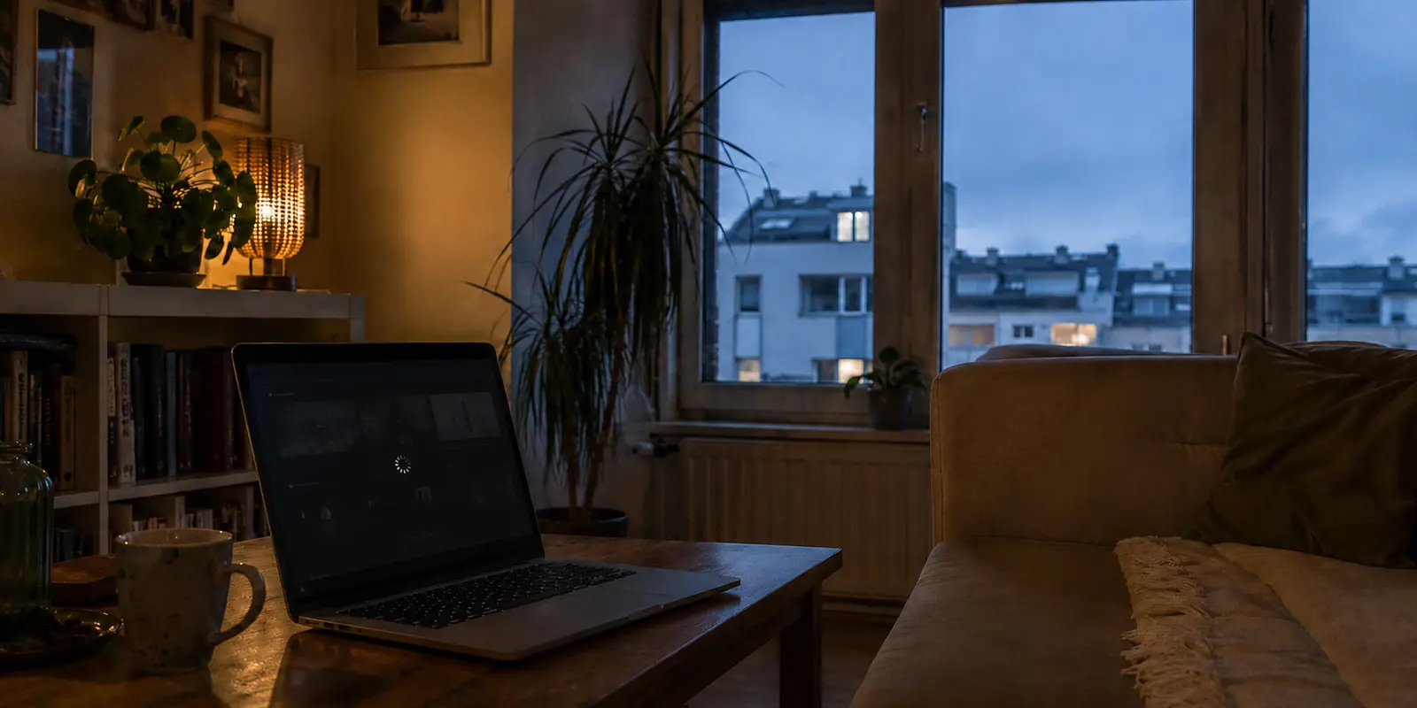 Notebook em uma sala no Luxemburgo com um serviço de vídeo parado durante uma mudança de rede
