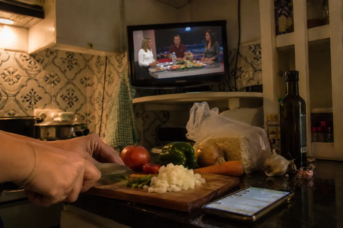 Uma transmissão brasileira acompanha o preparo do jantar em uma cozinha portuguesa
