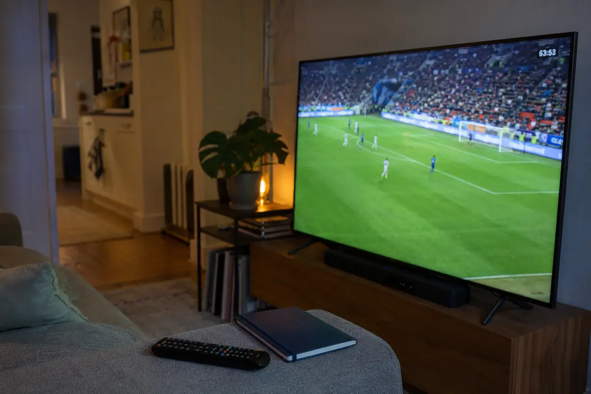 Partida de futebol transmitida de forma estável na televisão de um apartamento em Londres