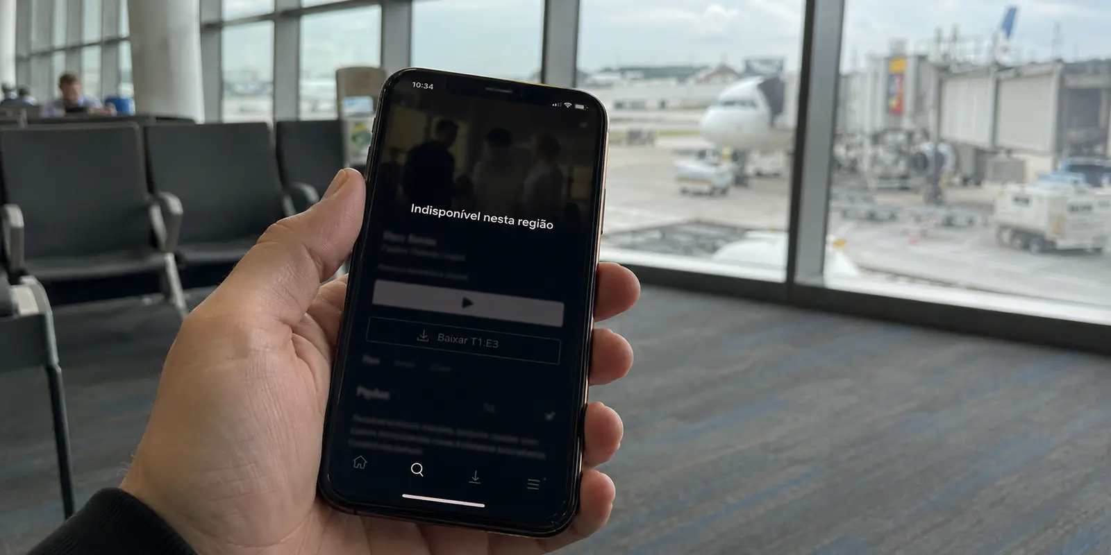 iPhone no portão de embarque mostrando um episódio indisponível na região