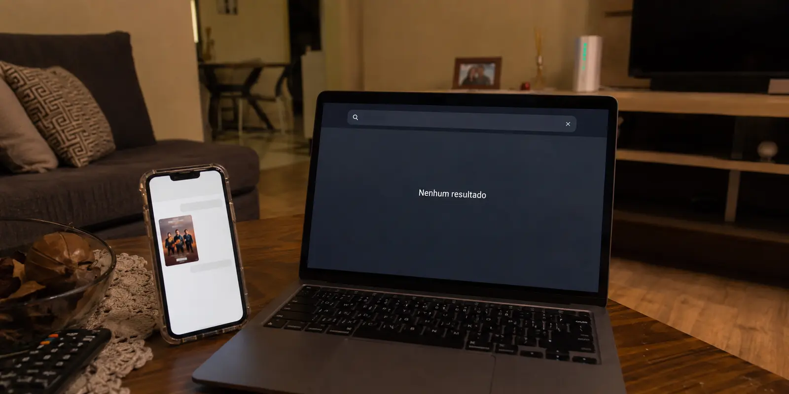 Filme visível na captura de tela do celular, mas ausente na busca do serviço de streaming no notebook