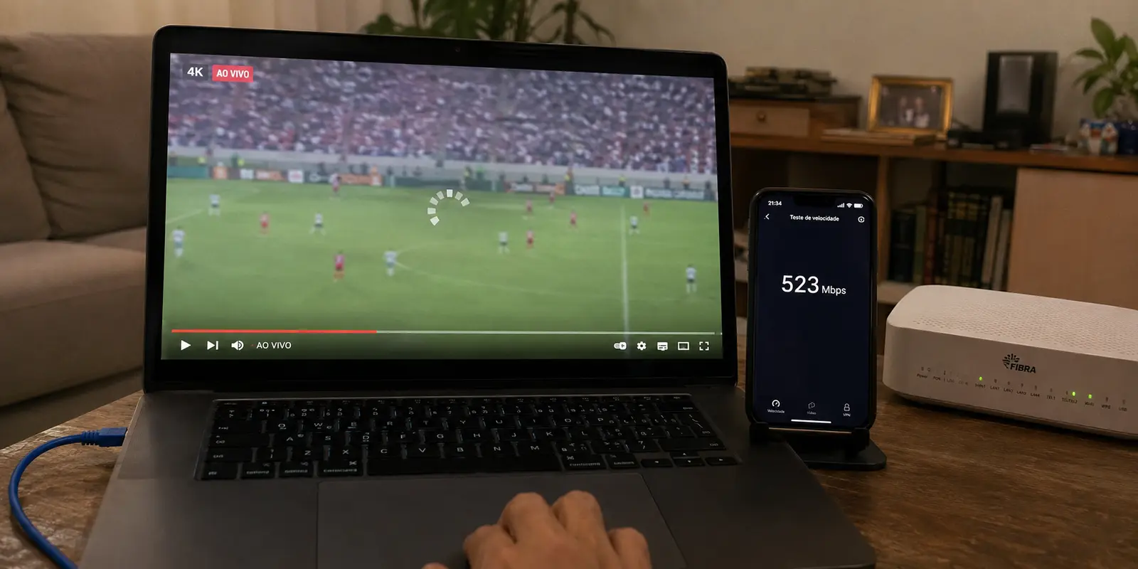 Live de futebol em 4K travando no notebook ao lado de um teste com mais de 500 Mbps
