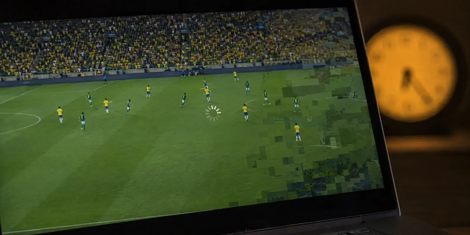 Transmissão de futebol no notebook com carregamento e perda de qualidade perto do horário do jogo