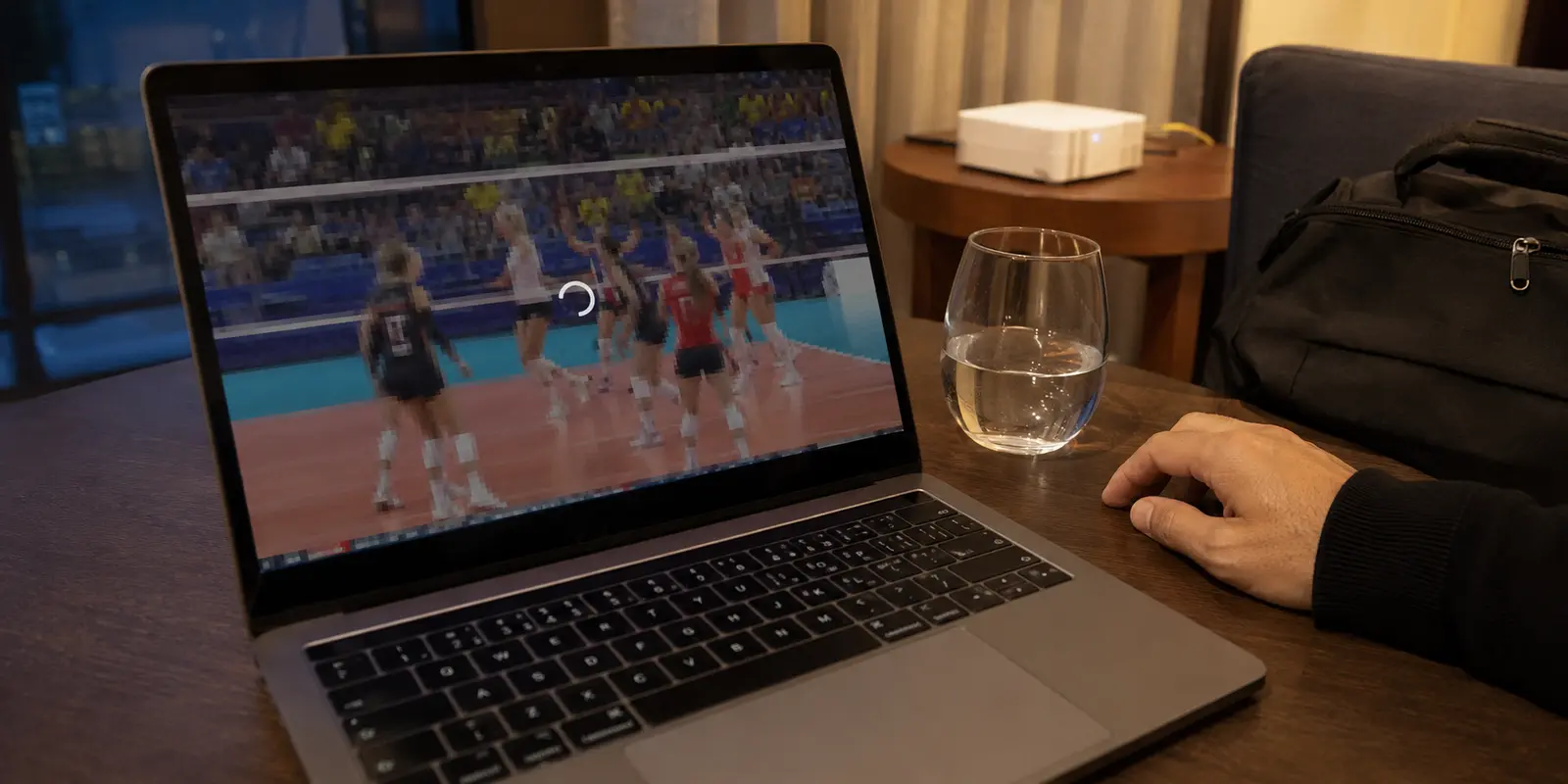 Transmissão de voleibol com perda de definição e pausa numa ligação de hotel