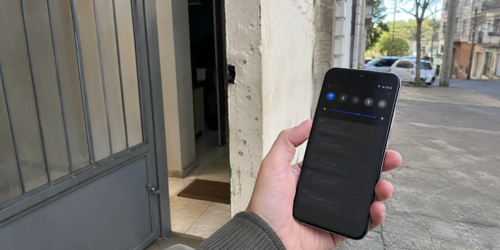 Celular Android sendo conferido ao sair de casa e trocar o Wi-Fi pelos dados móveis