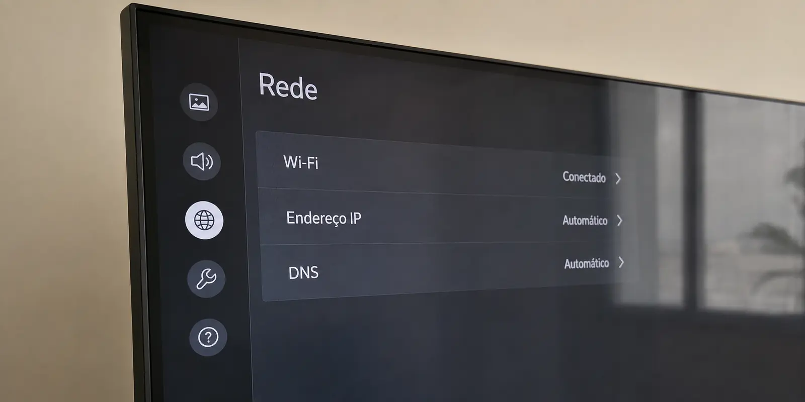 Tela de configurações de rede de uma Smart TV com opções de Wi-Fi, endereço IP e DNS
