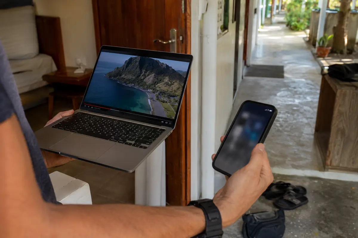 Portátil e telemóvel mantêm a reprodução ao passar do quarto para o corredor