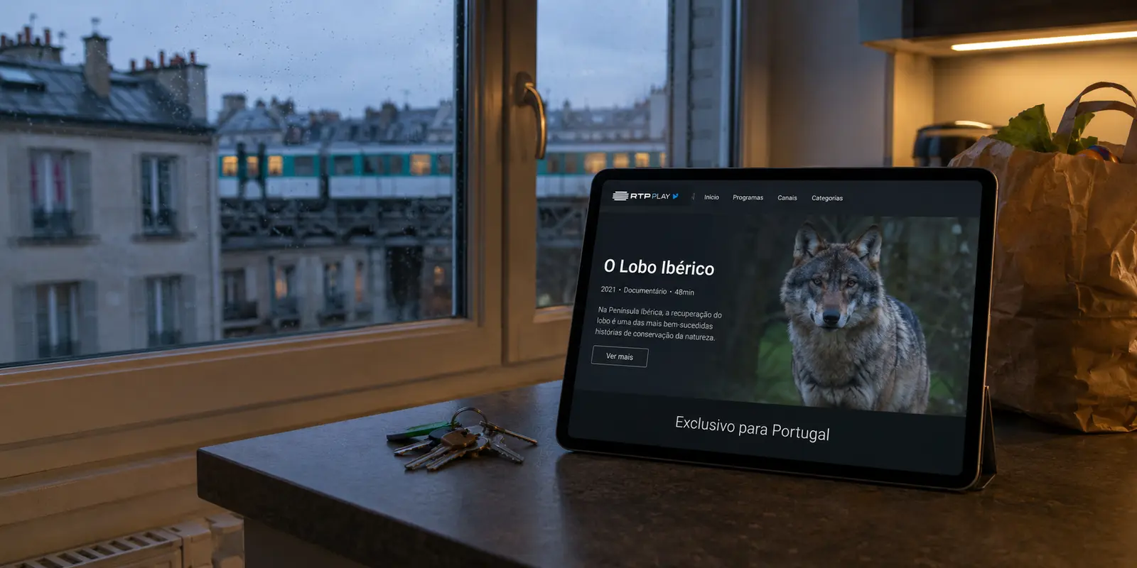 Um tablet num apartamento em França mostra um documentário da RTP Play exclusivo para Portugal