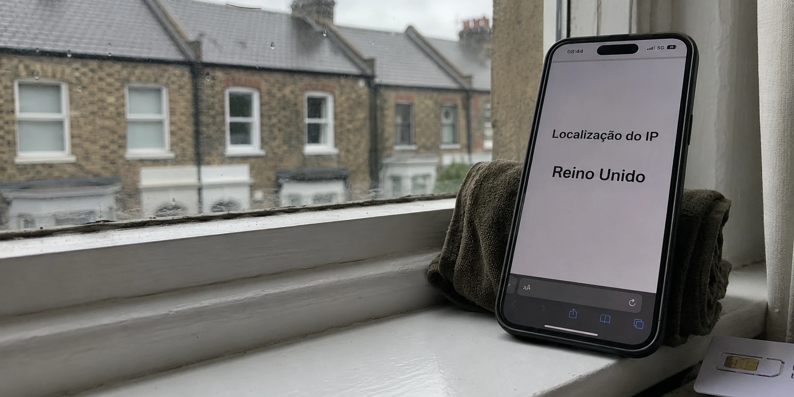 Telemóvel em Londres com a localização do IP identificada como Reino Unido.
