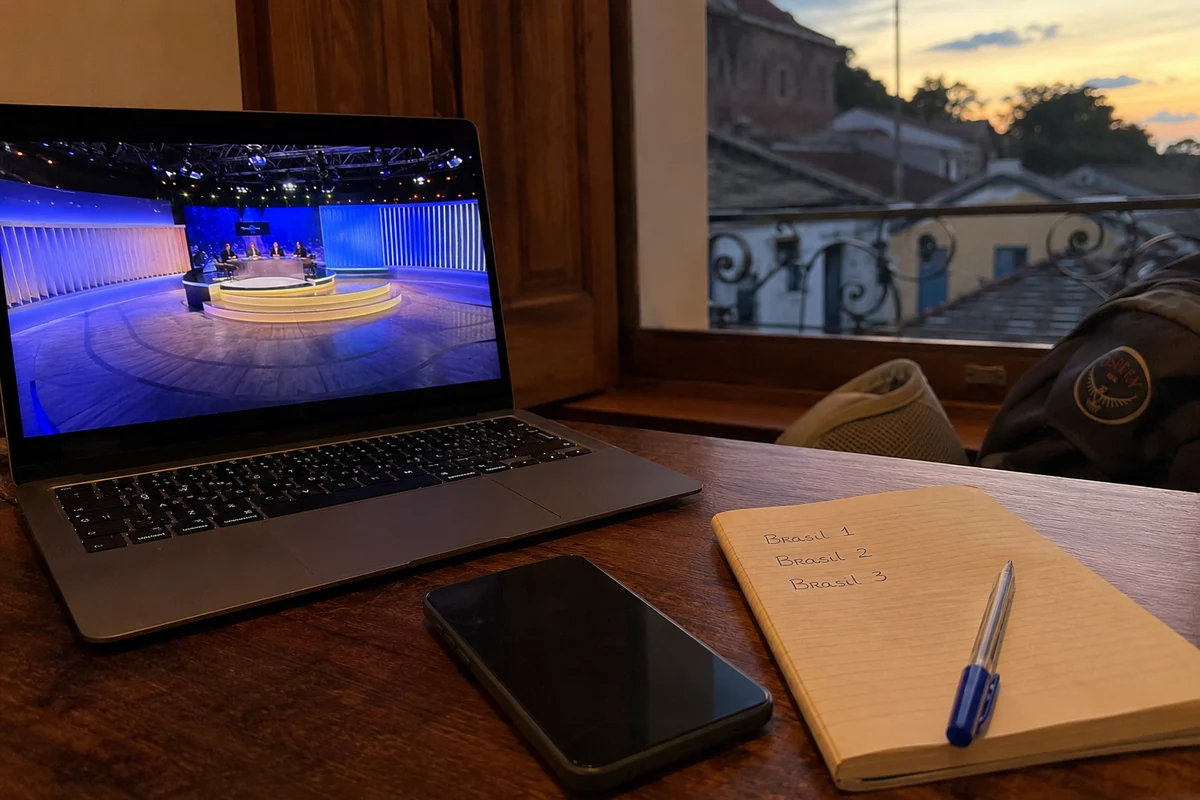 Transmissão funcionando no notebook, com a lista de testes de servidores e o celular deixados de lado