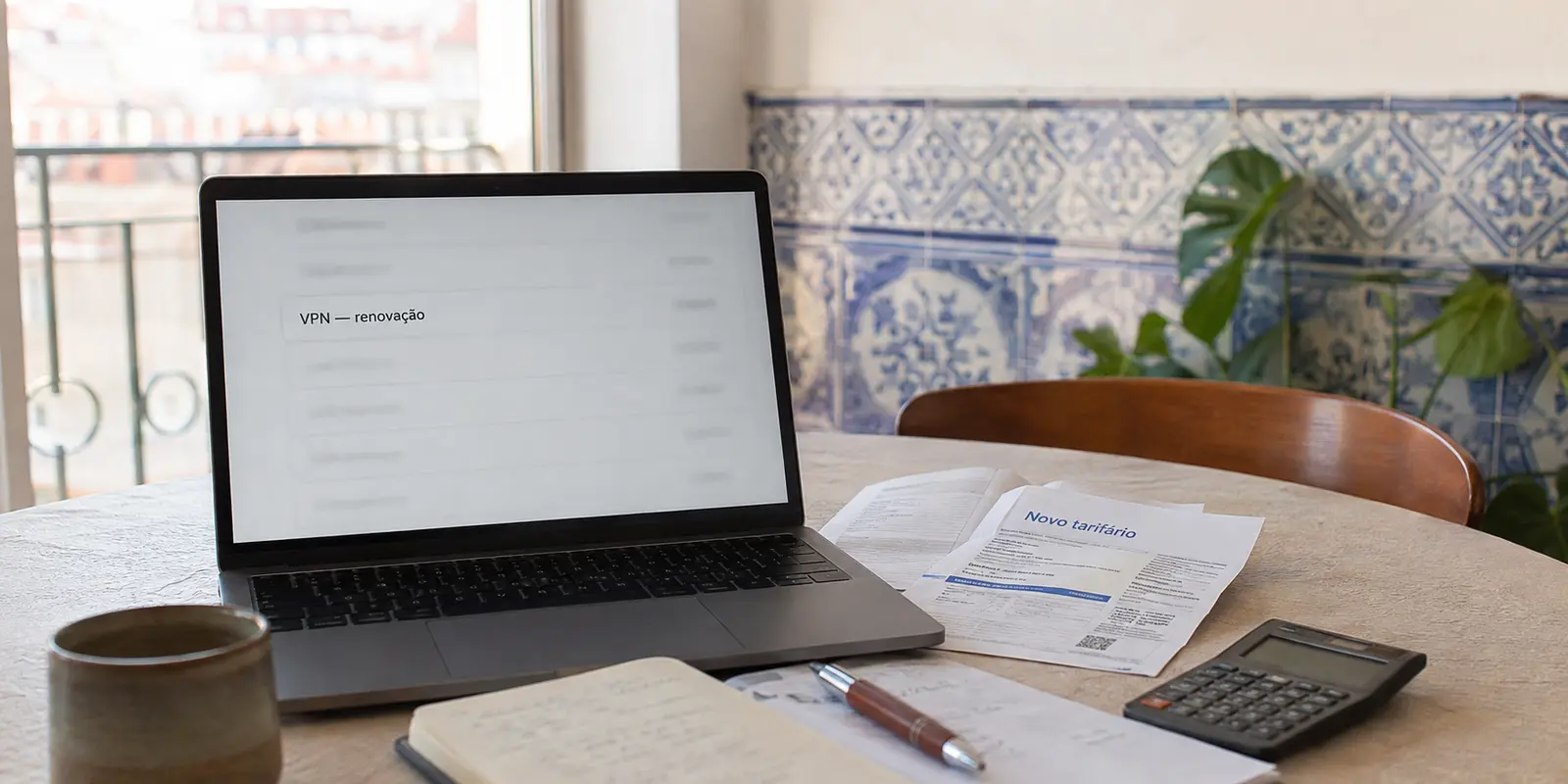 Revisão de uma renovação de VPN ao lado da fatura de um novo tarifário de telemóvel em Lisboa