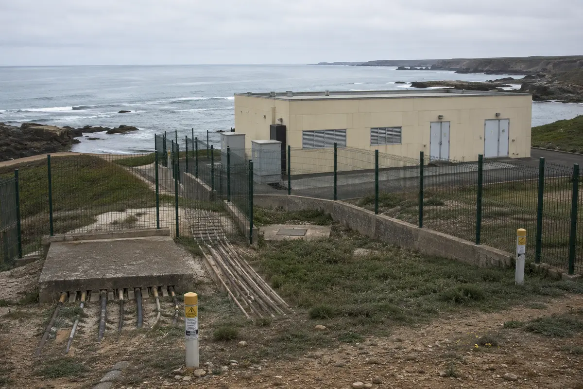 Infraestrutura de chegada de cabos submarinos junto à costa atlântica portuguesa
