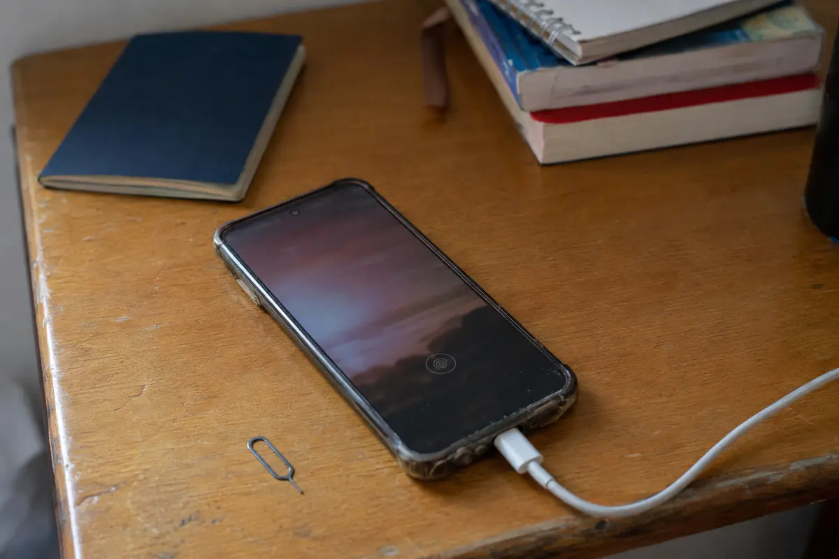 O celular já reconhecido permanece em uso na mesa da residência estudantil
