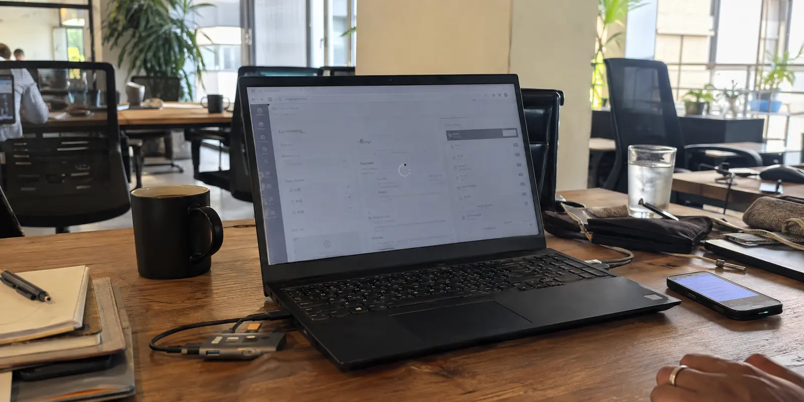 Un portátil corporativo queda atascado al cargar una herramienta de trabajo en un coworking de Ciudad de México