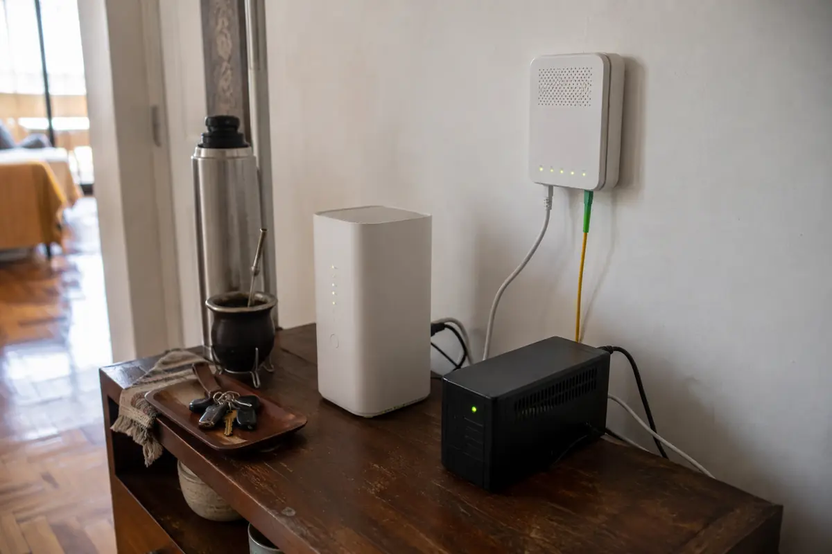 Equipo de fibra, router y respaldo eléctrico en un hogar argentino