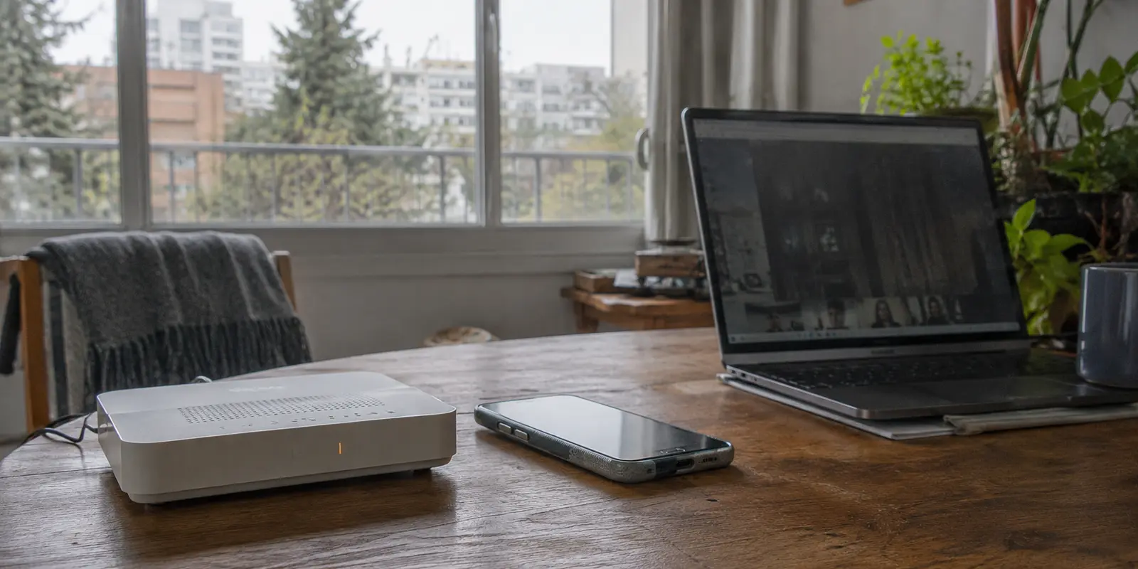 Un router de fibra, un teléfono preparado como hotspot 5G y una videollamada abierta en un apartamento de Santiago.