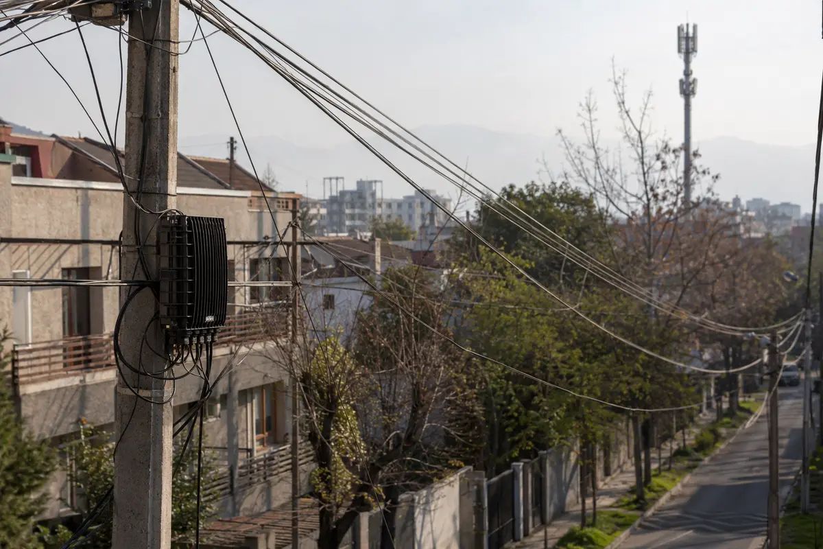 Cables de fibra y una antena móvil en un barrio residencial de Santiago.