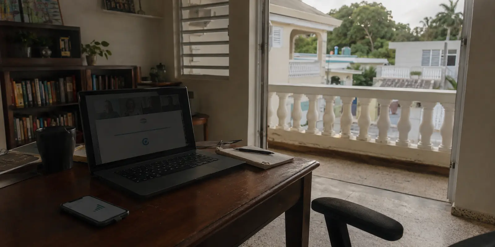 Una videollamada congelada mientras un teléfono conserva señal 5G en una casa de Puerto Rico.