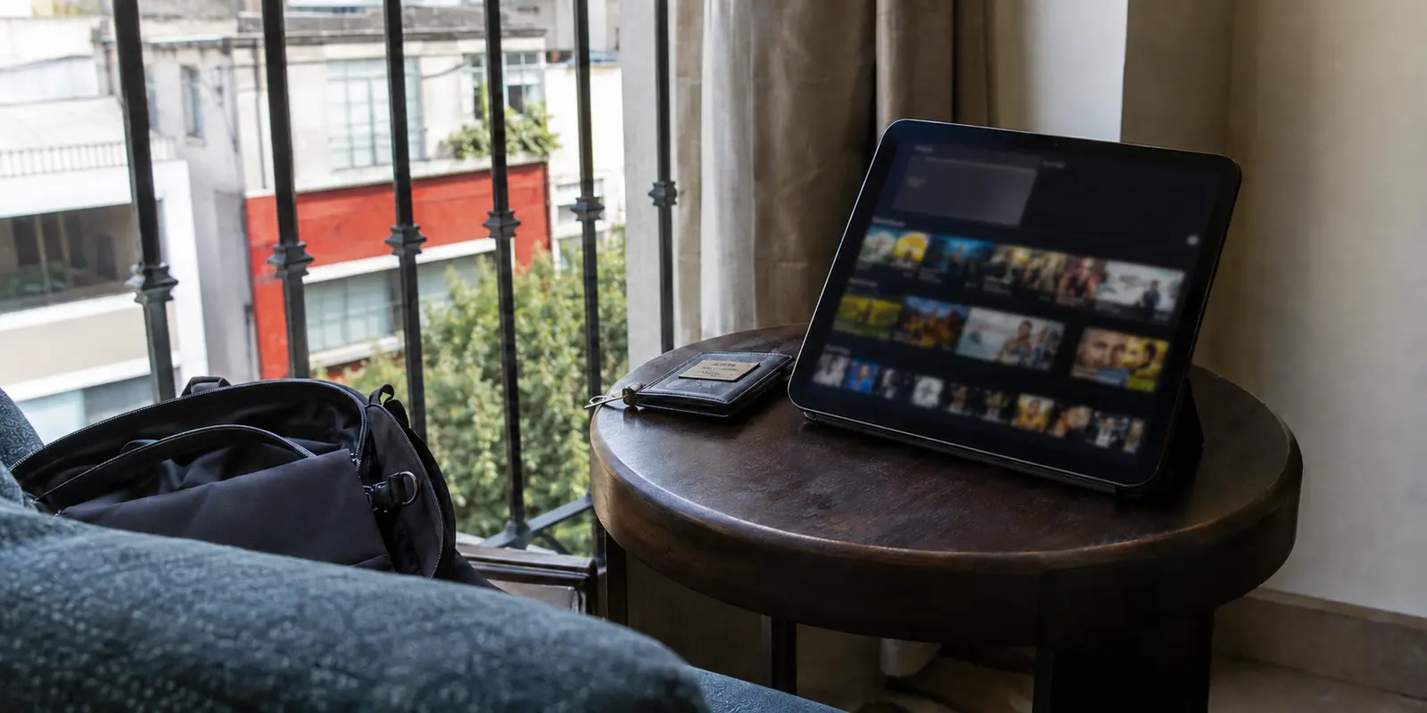 Tableta con un catálogo de streaming en un hotel de Ciudad de México