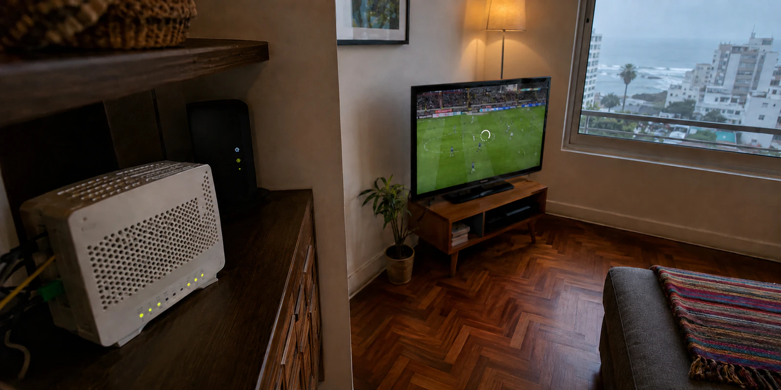 Un router activo en primer plano y un partido detenido por buffering en un apartamento de Miraflores