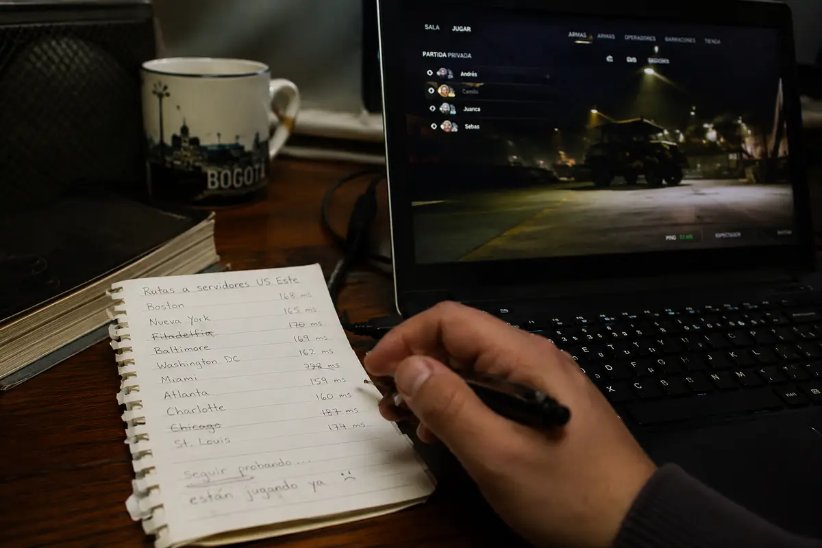 Lista manuscrita de ciudades de Estados Unidos probadas mientras el grupo espera en la sala del juego