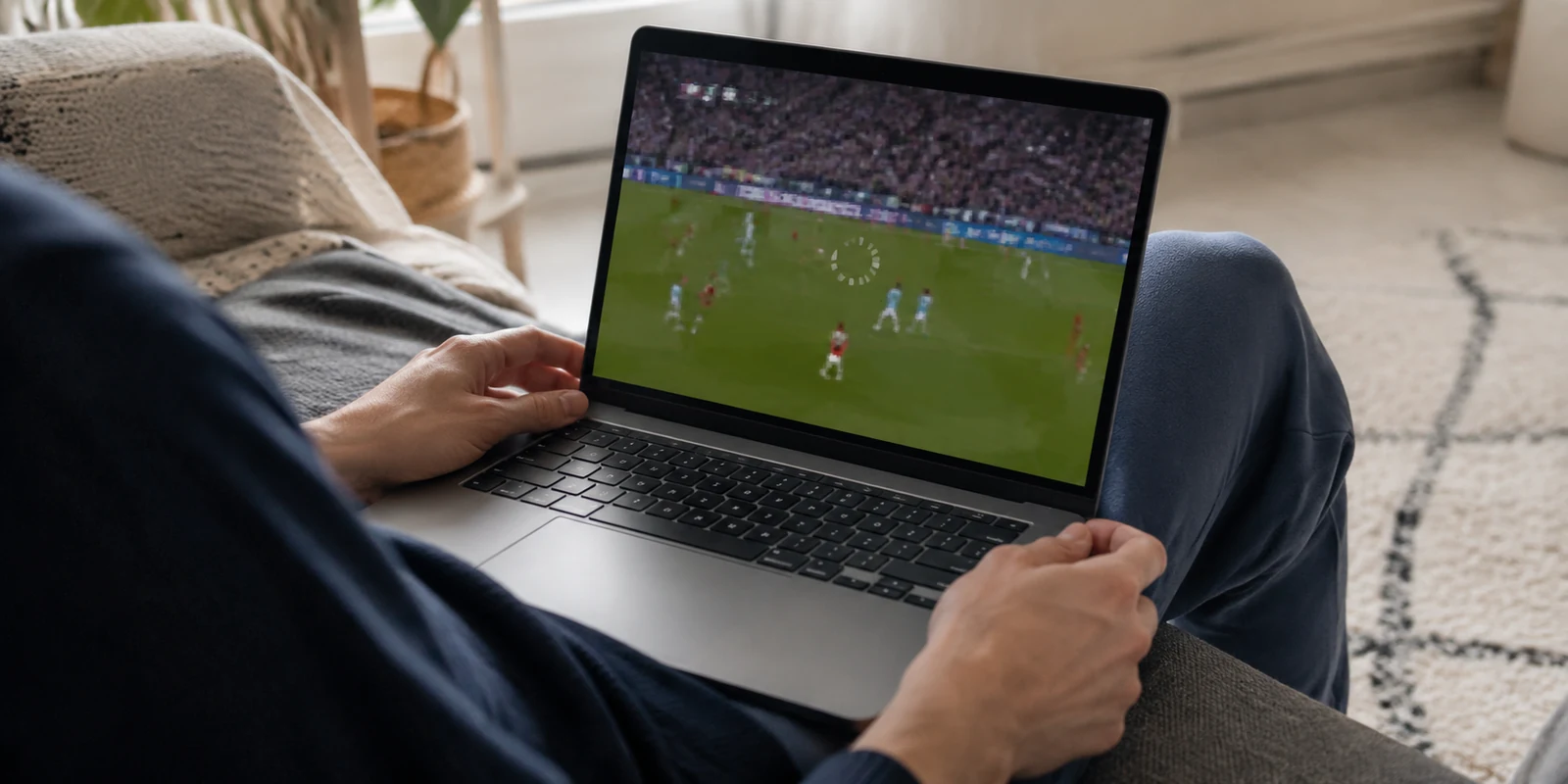 Partido de fútbol con imagen degradada y búfer en un portátil durante una reproducción doméstica