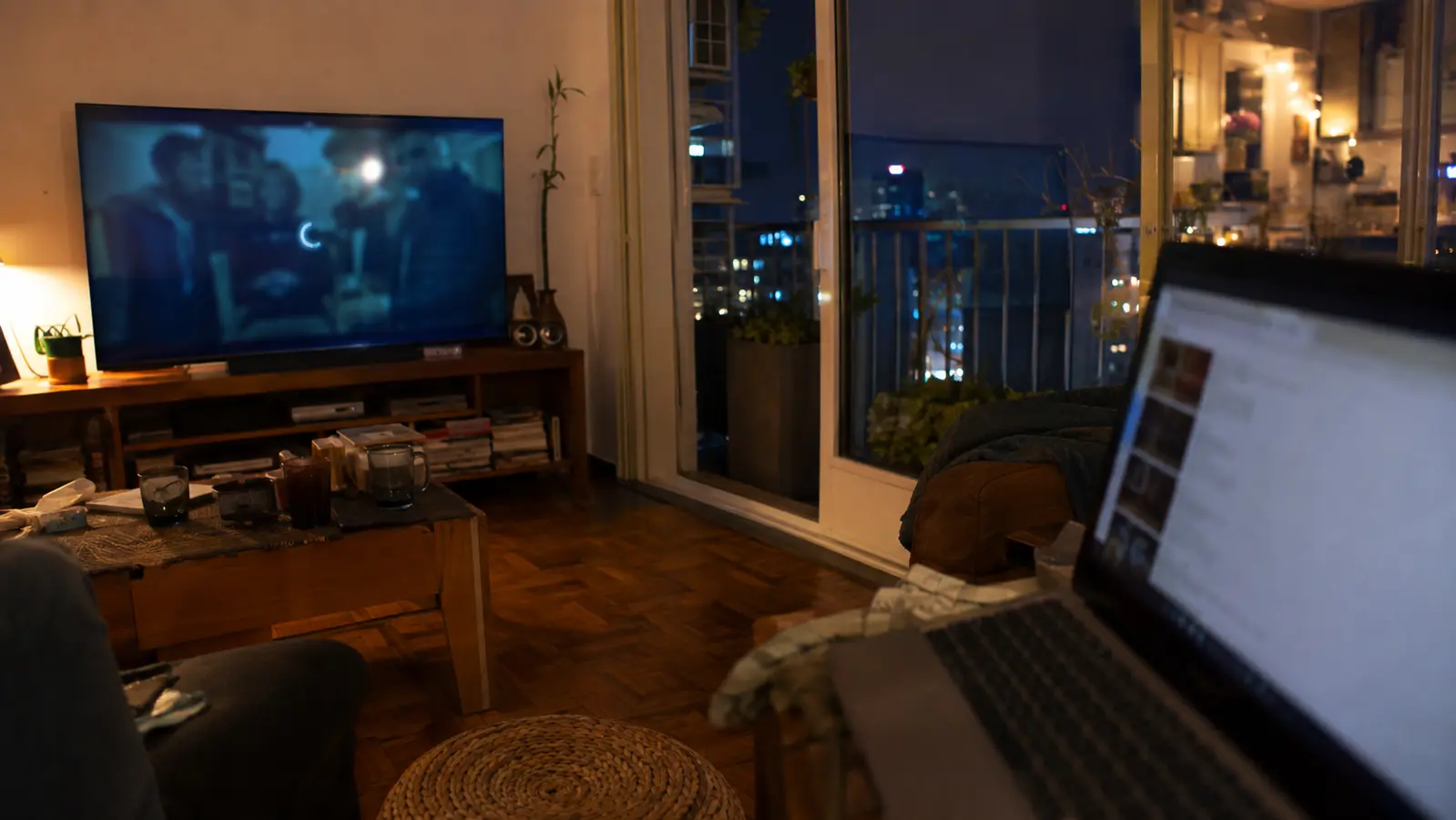 Televisor con buffering y portátil en un apartamento de Buenos Aires